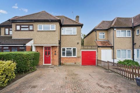 3 bed property, in Lyndhurst Avenue, £675,000