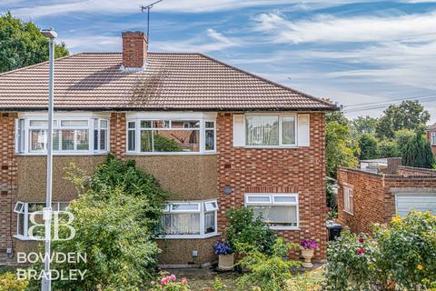 2 bed property, in Vincent Close, £300,000