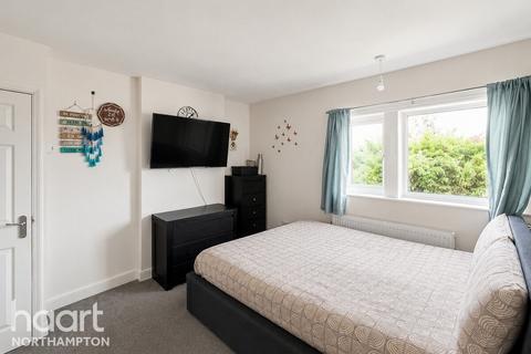 3 bed property, in Hastings Road, £230,000