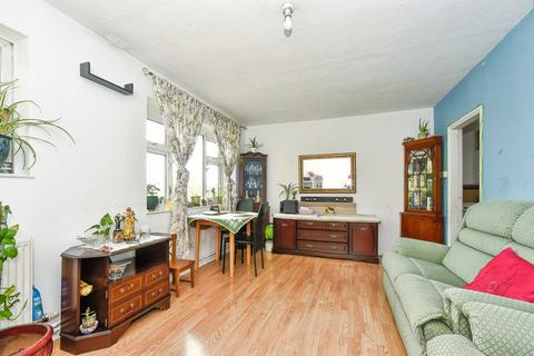 2 bed property, in Somerville Road, £90,000