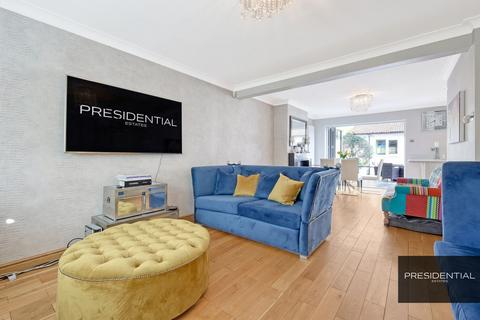 3 bed property, in Lambourne Road, £550,000