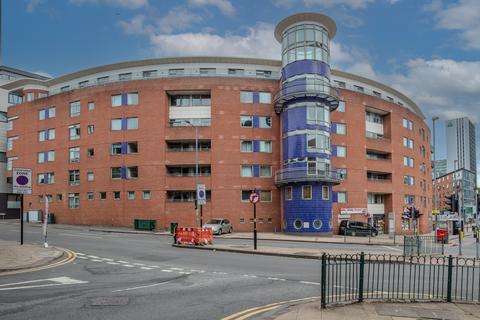 2 bed property, in Old Snow Hill, £150,000