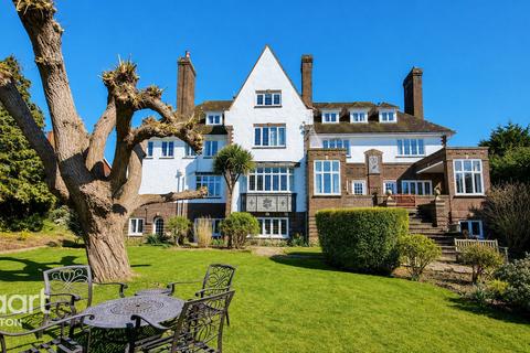 2 bed property, in Second Avenue, £270,000