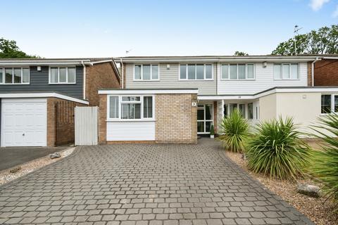 4 bed property, in Penns Wood Close, £360,000