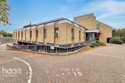 2 bed property, in Main Road, £150,000