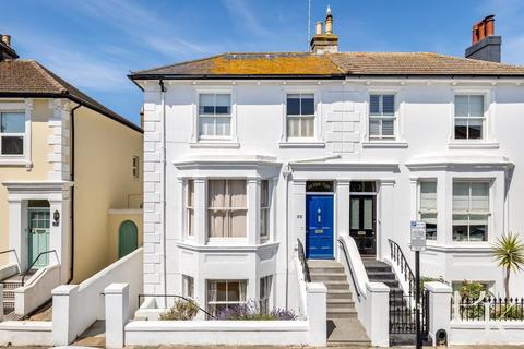 2 bed property, in Hova Villas, £425,000
