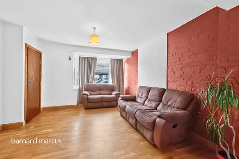 2 bed property, in Leyburn Road, £450,000