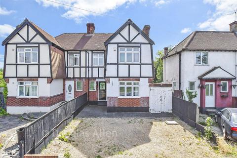 3 bed property, in Chigwell Road, £575,000