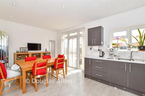3 bed property, in Chigwell Road, £575,000