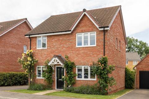 4 bed property, in Tanners Meadow, £825,000