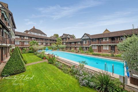 1 bed property, in Brixton Hill, £200,000