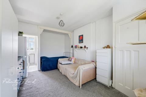 1 bed property, in Brixton Hill, £200,000