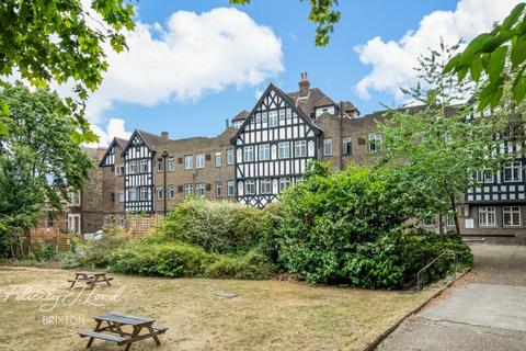 1 bed property, in Brixton Hill, £200,000