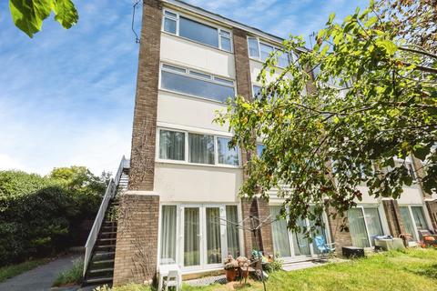 2 bed property, in Wood Lane, £240,000