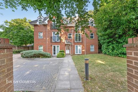 1 bed property, in Pampisford Road, £225,000