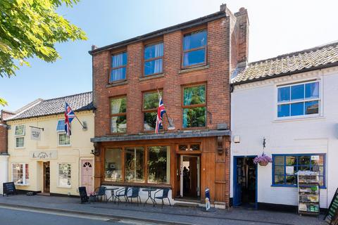 3 bed property, in High Street, £350,000