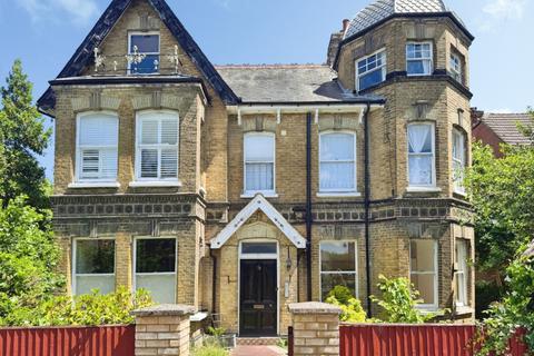 1 bed property, in Cargate Avenue, £140,000
