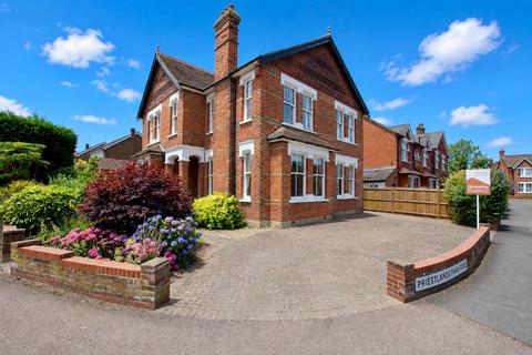 5 bed property, in Priestlands Park Road, £1,475,000
