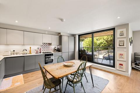 2 bed property, in Crabble Hill, £240,000