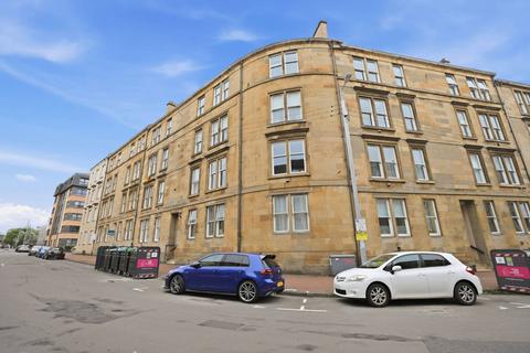 2 bed property, in Berkeley Street, £180,000
