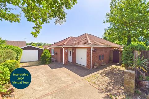 2 bed property, in Finchley Close, £220,000
