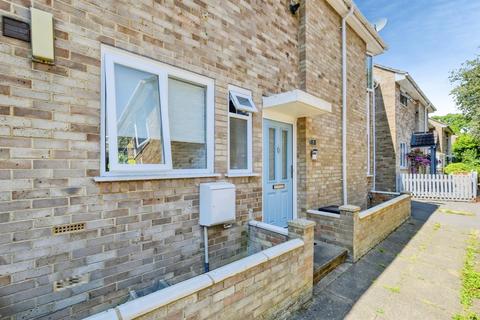 4 bed property, in Hood Close, £290,000