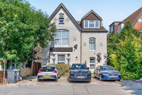 2 bed property, in Bramley Hill, £300,000