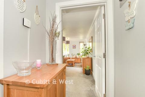 1 bed property, in Cantelupe Road, £170,000