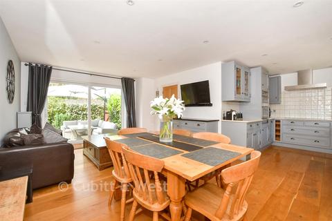 3 bed property, in Rowplatt Lane, £700,000