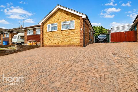 2 bed property, in Coombe Drive, £270,000