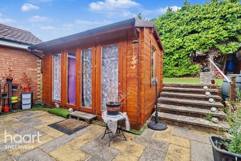 2 bed property, in Coombe Drive, £270,000