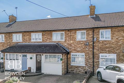 2 bed property, in Fencepiece Road, £425,000