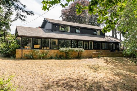 3 bed property, in Thunder Court, £900,000