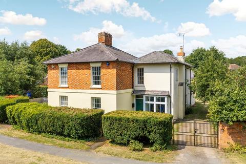 4 bed property, in Simpson, £700,000