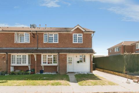 2 bed property, in Snowdon Close, £185,000