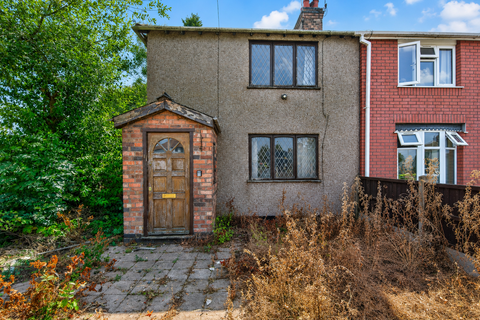2 bed property, in Bedworth CV12, £60,000