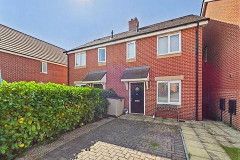 2 bed property, in Penson Way, £225,000