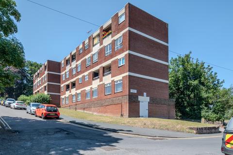 2 bed property, in Bundle Hill, £70,000