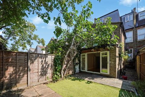 2 bed property, in Townmead Road, £625,000