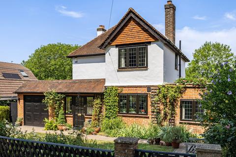 4 bed property, in Jeffries Road, £1,075,000