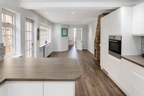 3 bed property, in Pier Avenue, £300,000