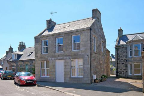 2 bed property, in South High Street, £120,000