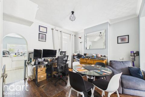 2 bed property, in Kensington Road, £400,000