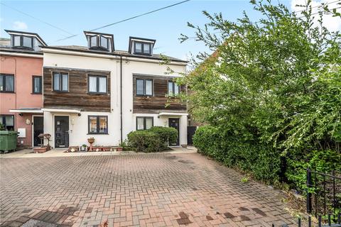 4 bed property, in Ellis Road, £200,000