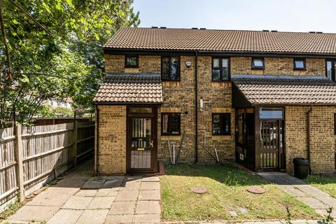 2 bed property, in Jasmin Close, £495,000