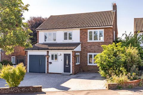 3 bed property, in The Avenue, £999,995