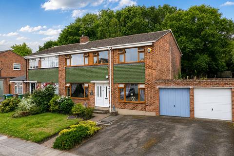 5 bed property, in Tyron Way, £775,000
