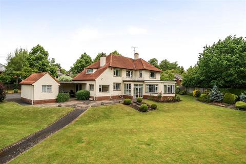 4 bed property, in Blundells Avenue, £750,000