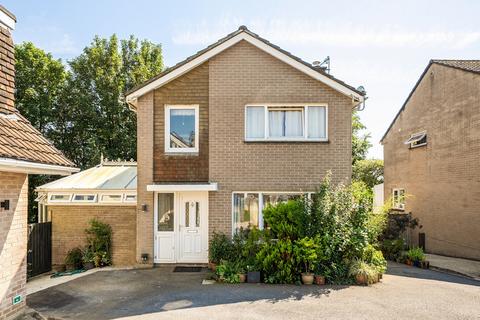 3 bed property, in Priory Close, £300,000