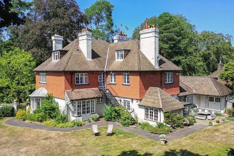 6 bed property, in Hindhead, £1,695,000